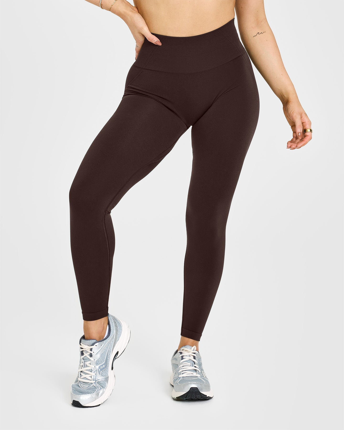 EffortlessLift™ Seamless Leggings with White Logo | 70% Cocoa
