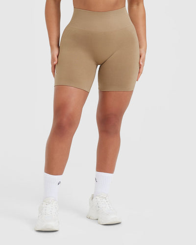 EffortlessLift™ Seamless Shorts with White Logo | Dune Brown
