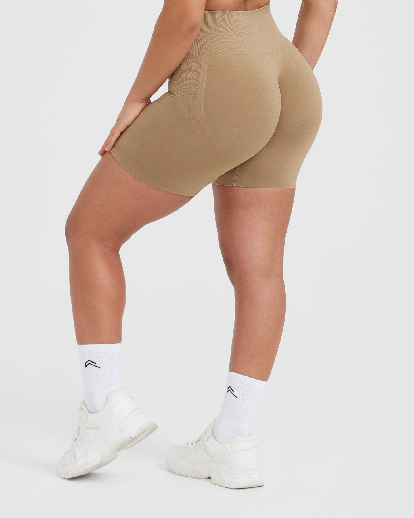 EffortlessLift™ Seamless Shorts with White Logo | Dune Brown