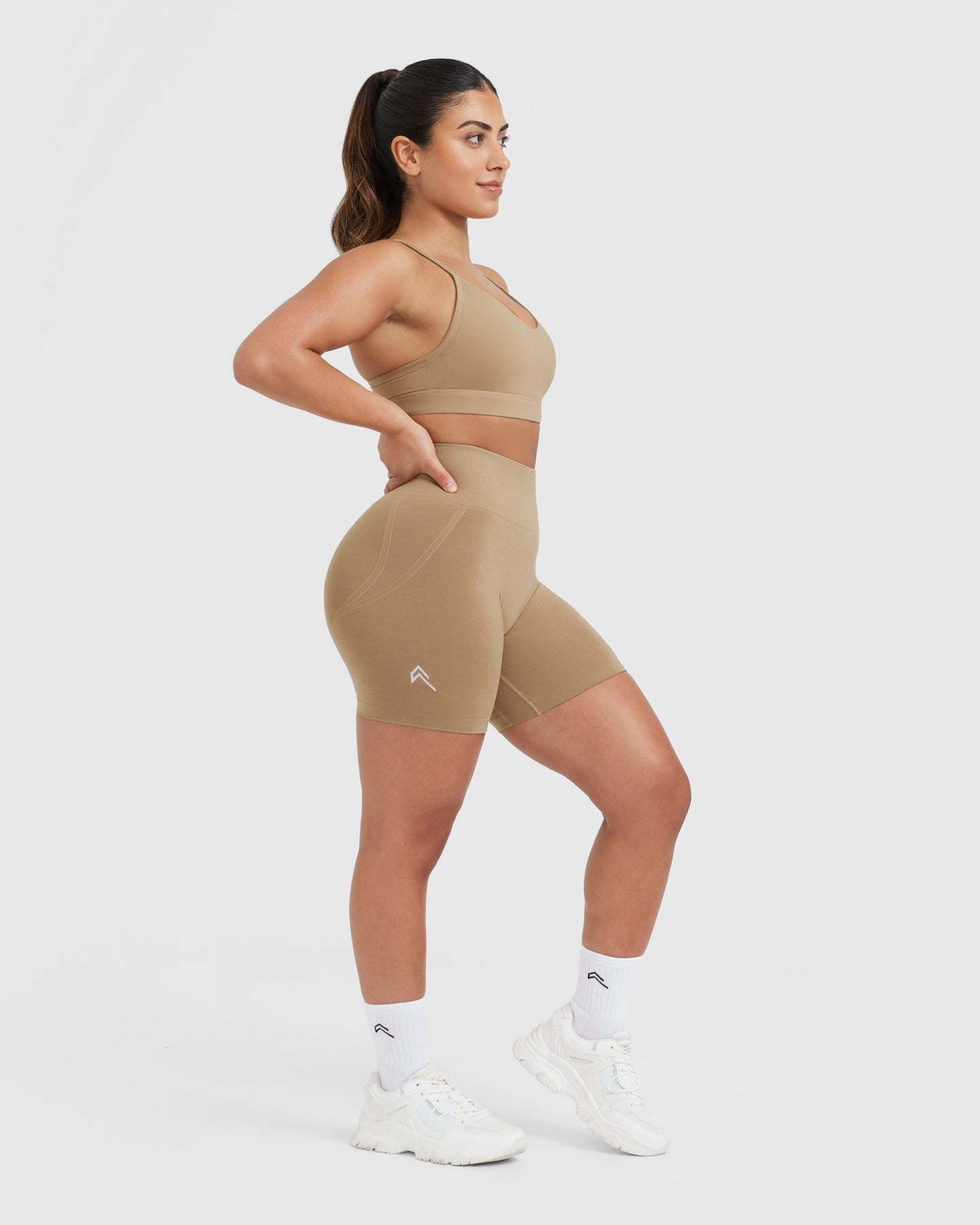 EffortlessLift™ Seamless Shorts with White Logo | Dune Brown