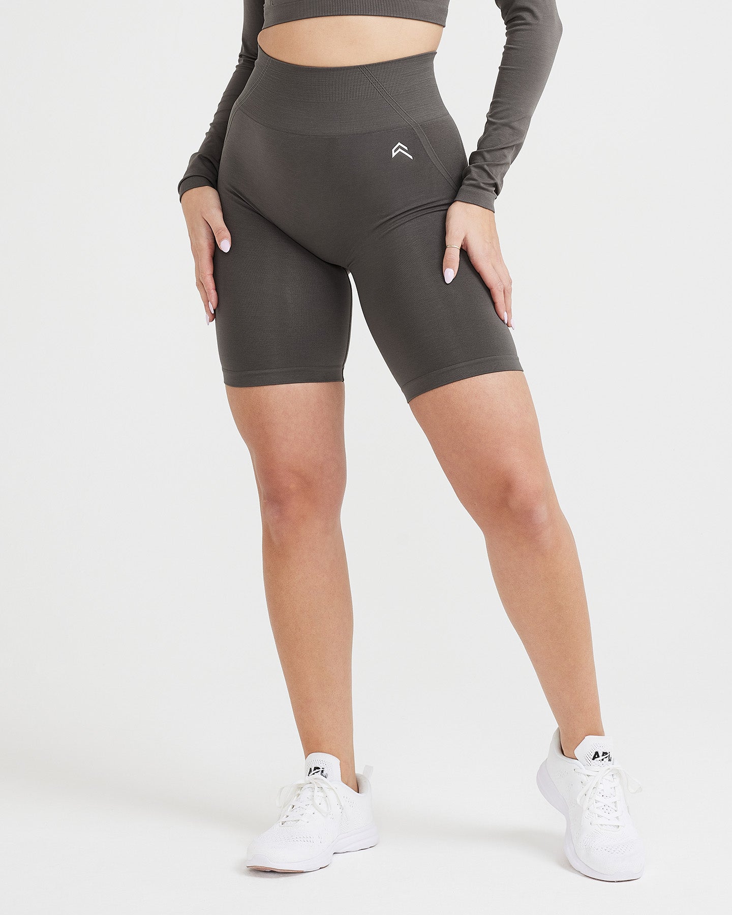 EffortlessLift™ Seamless Cycling Shorts with White Logo | Deep Taupe