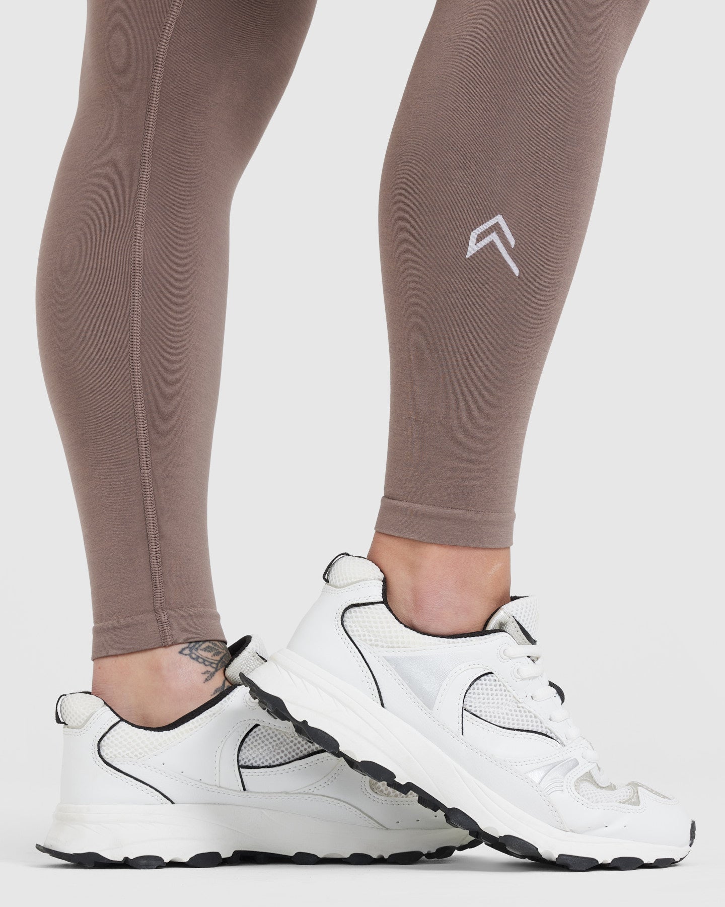 EffortlessLift™ Seamless Leggings with White Logo | Washed Cool Brown