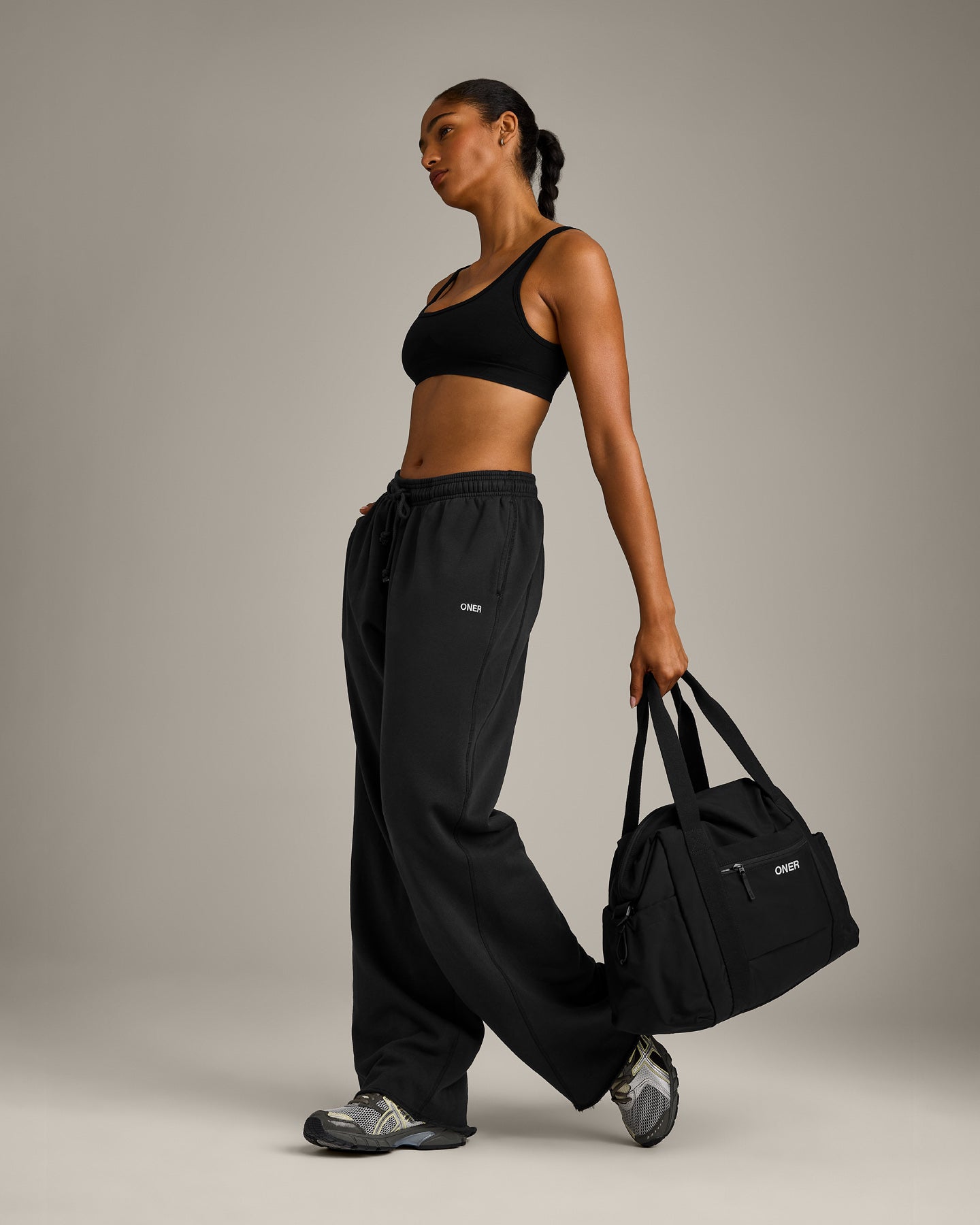 EffortlessLift™ Square Neck Sports Bra with Gray Logo | Black