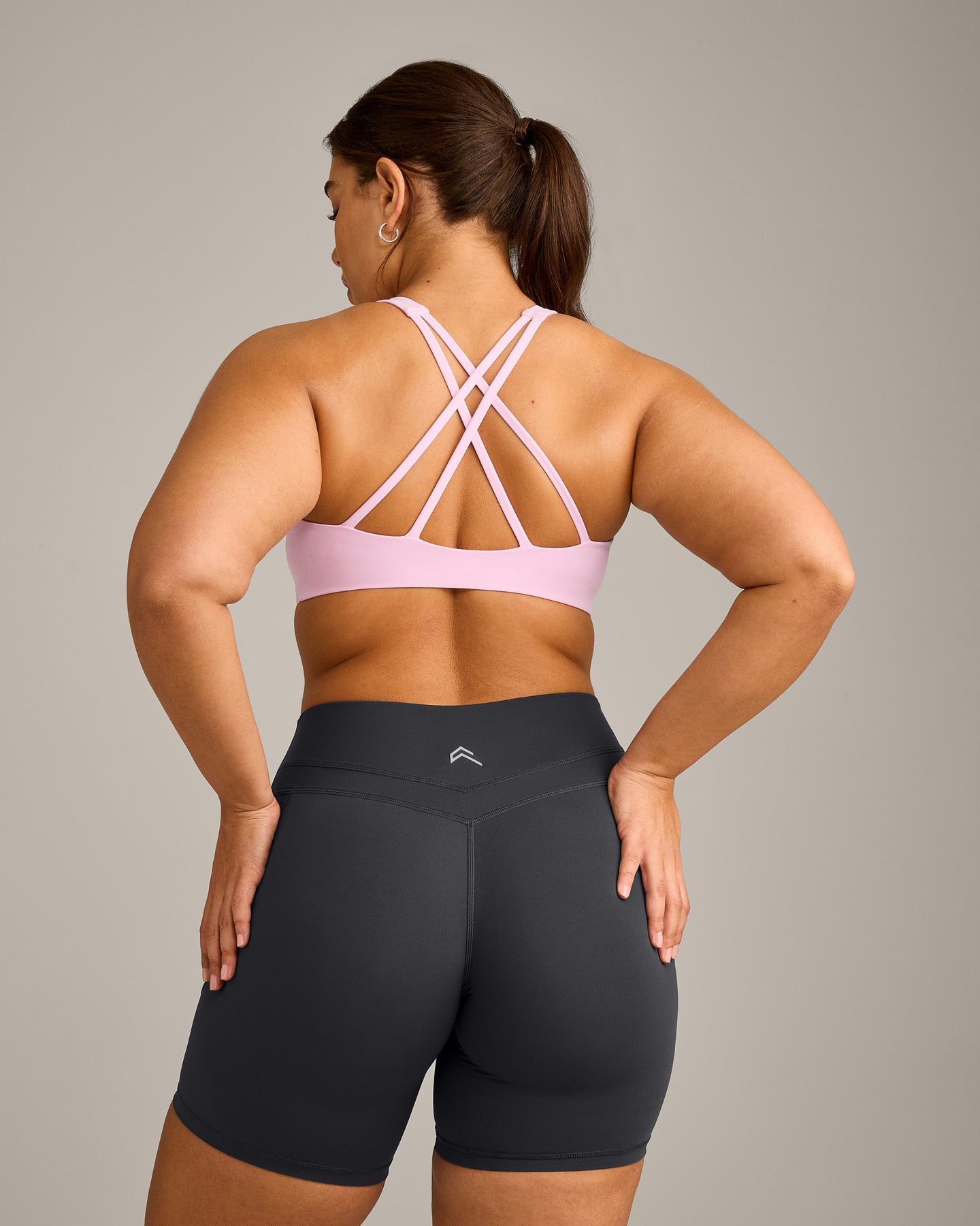 EasyLift™ High Neck Sports Bra with Gray Logo | Chalk Pink