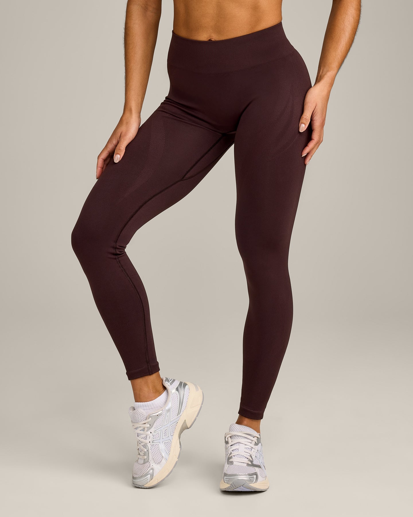 EnhanceLift™ Seamless Leggings with Gray Logo | Plum Brown