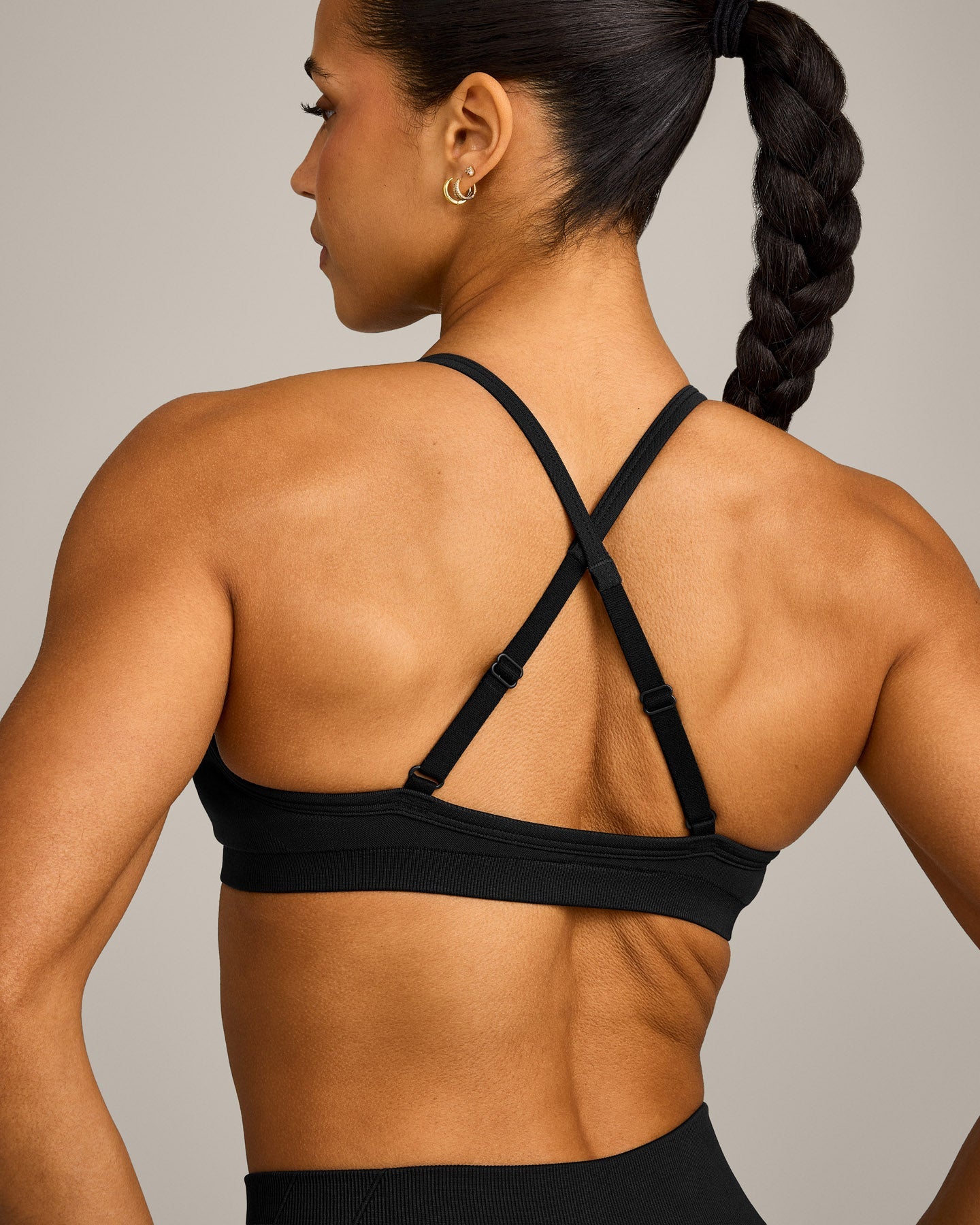 EnhanceLift™ Seamless Strappy Sports Bra with Gray Logo | Black