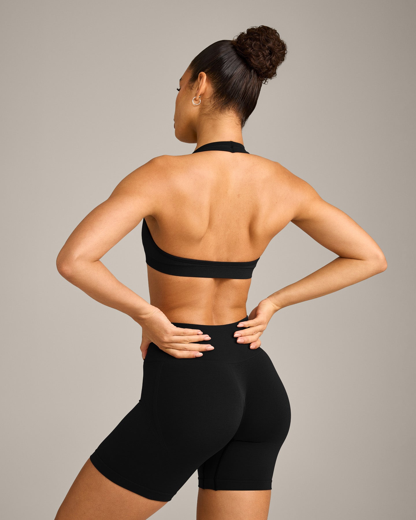 EffortlessLift™ Seamless Halter Neck Sports Bra with Gray Logo | Black