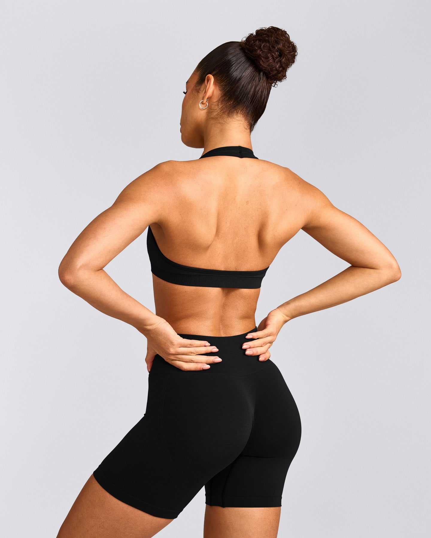 EffortlessLift™ Seamless Halter Neck Sports Bra with Gray Logo | Black