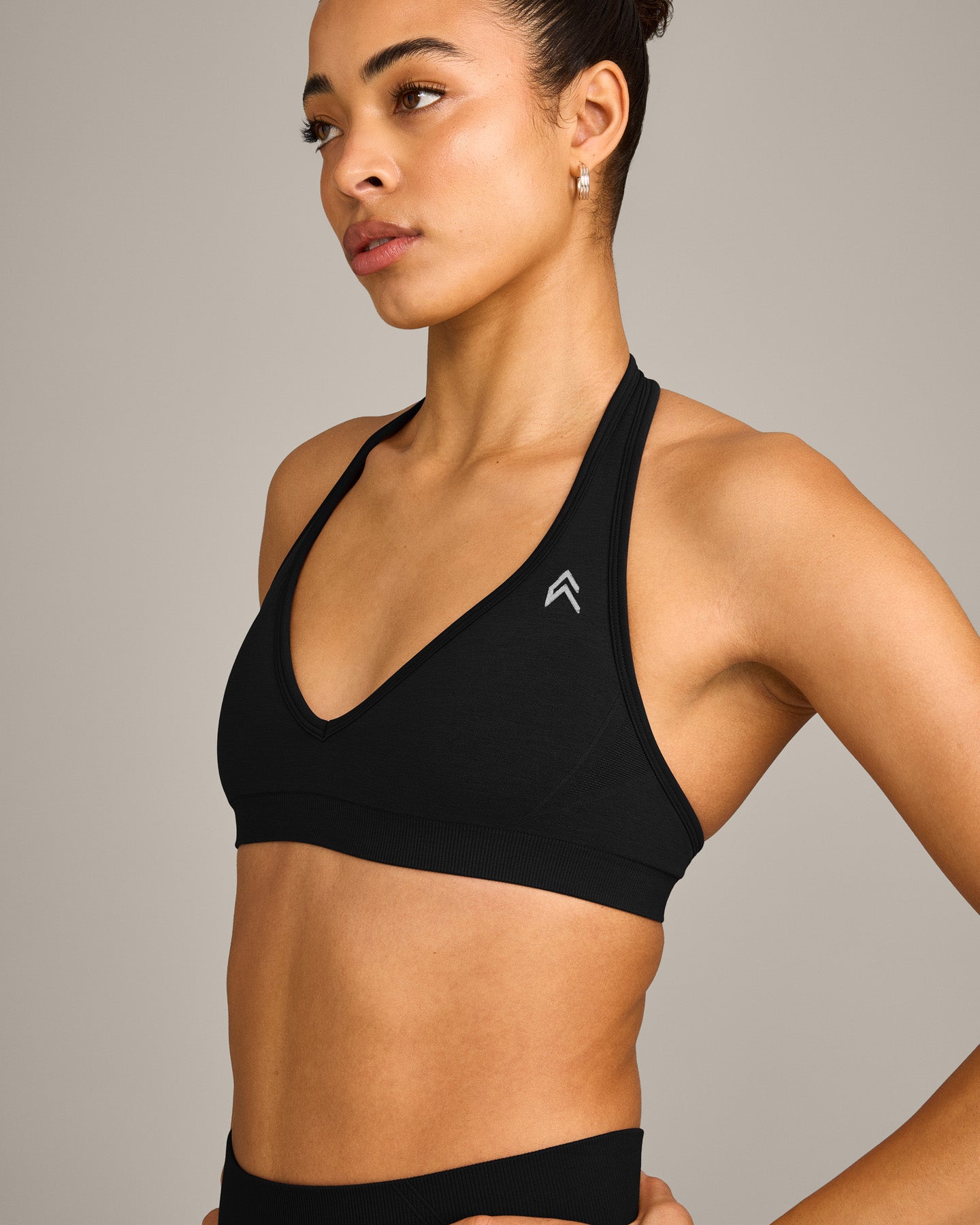 EffortlessLift™ Seamless Halter Neck Sports Bra with Gray Logo | Black