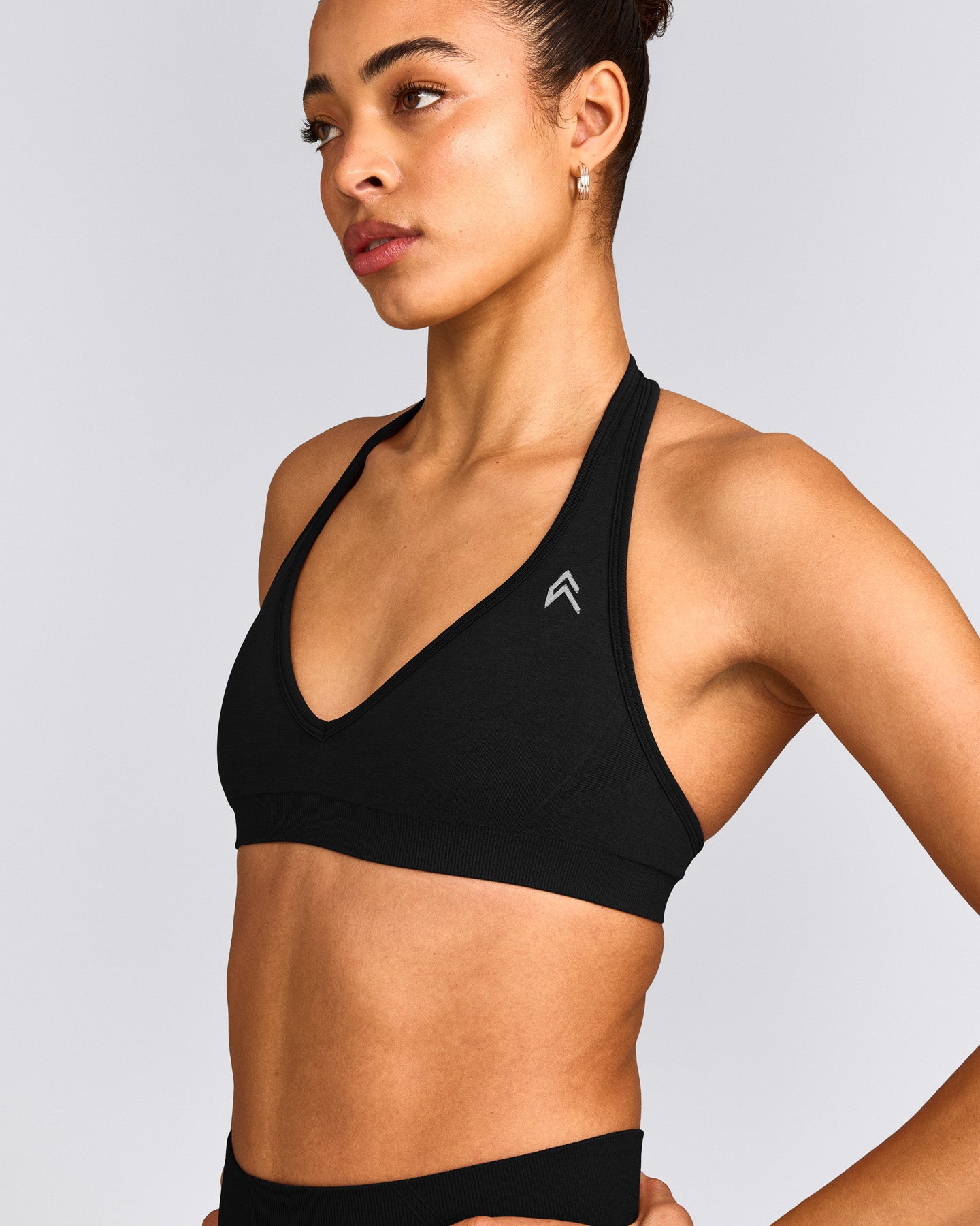 EffortlessLift™ Seamless Halter Neck Sports Bra with Gray Logo | Black