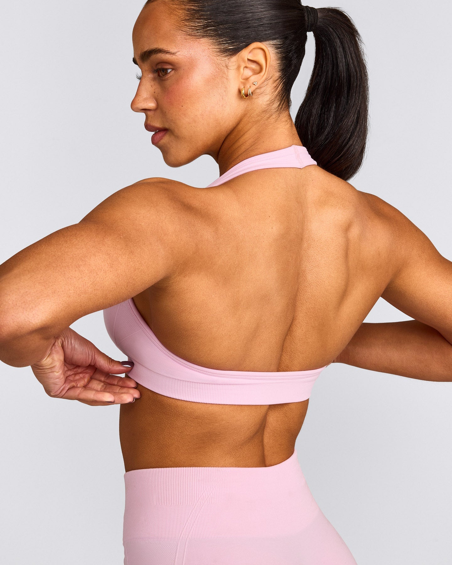 EffortlessLift™ Seamless Halter Neck Sports Bra with Gray Logo | Chalk Pink