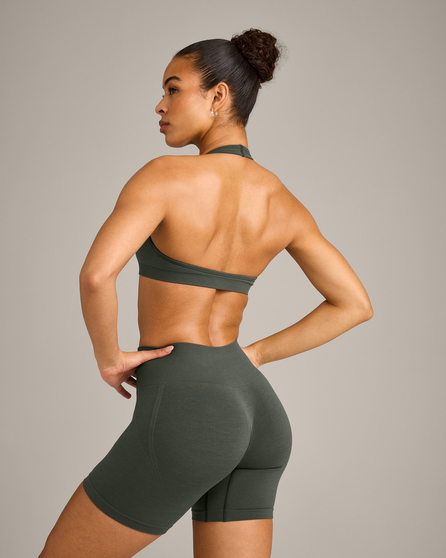 EffortlessLift™ Seamless Halter Neck Sports Bra with Gray Logo | Dark Khaki