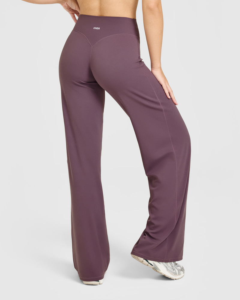 値下げ！Varde77 OLD SPORTS STRETCH PANTS SoftMotion™ Straight Leg Pants with White Logo in Vintage Purple
