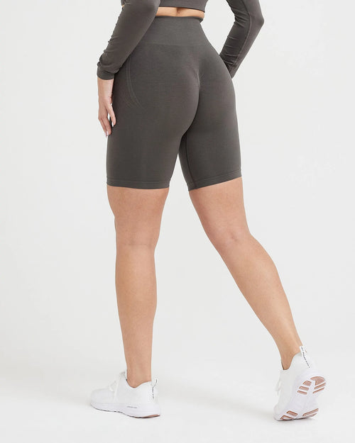 Effortless Seamless Cycling Shorts with White Logo | Deep Taupe